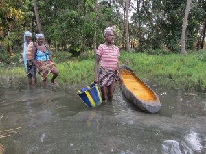 making palm oil in canoe